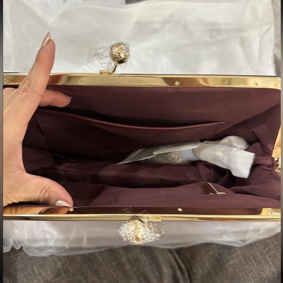 Kisslock buttery soft wine colored Leather like Handbag - Picture 5 of 8